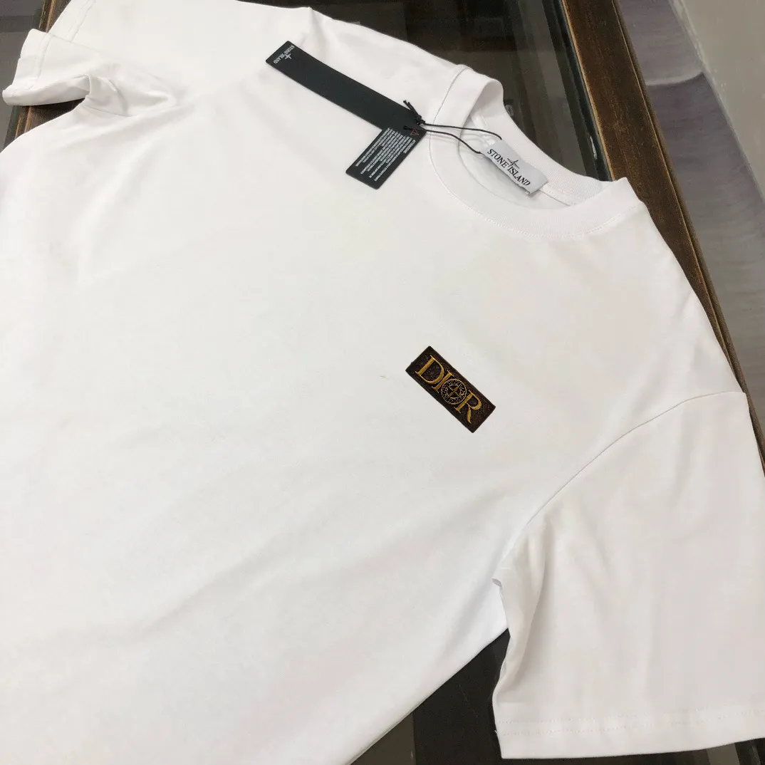 P150 A⭐️Stone Island Latest Couple Style Round Neck Short Sleeve Couple T-shirt ~ Spring and Summer New Product High Quality 🔥🔥Customized Unique Compass Logo Embroidery Logo Embellishment ~ Fashionable and Versatile Trendy Style Customized Imported Fabrics! Comfortable to wear, breathable, fashionable without losing personality, the upper body is casual and casual, handsome and stylish, showing the temperament of a big brand. All three standards are complete! ! Color: Black White Dark Gray Brown Size: SMLXLXXL